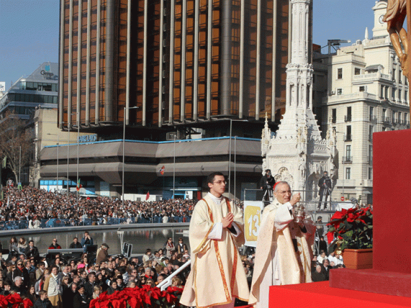 Miles de personas asisten en Madrid a la Misa de las Fmailias en su cuarta edición 