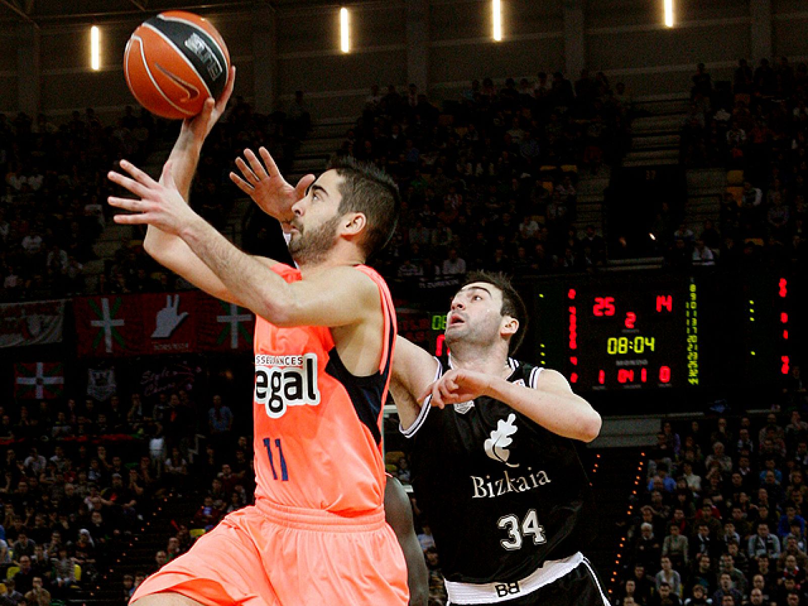 El Real Madrid se ha repuesto del varapalo del Palau a costa del Granada en la Caja Mágica. El líder, Regal Barcelona, ha vencido por la mínima en su visita a Bilbao.