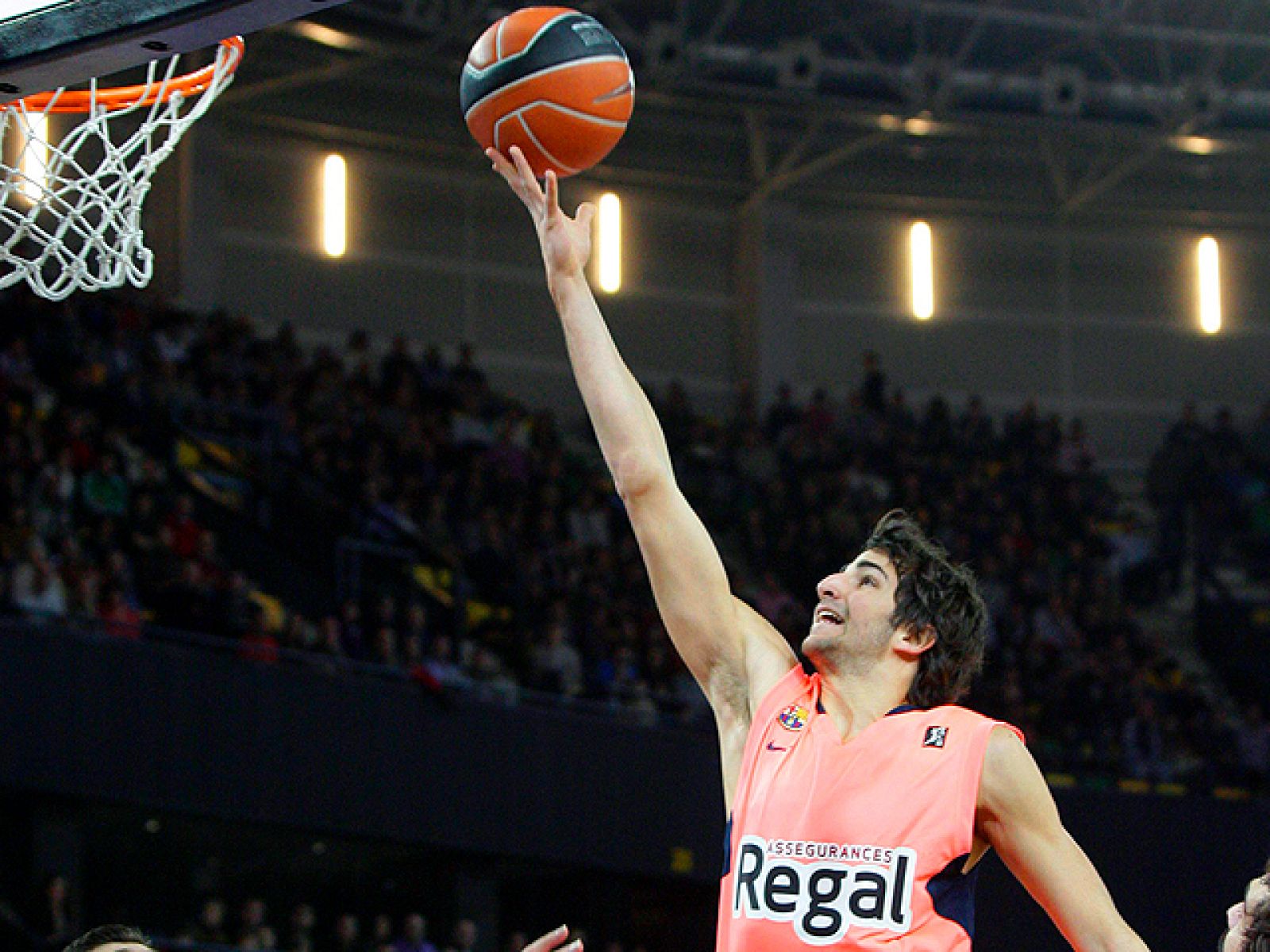 Una canasta de Alan Anderson, a poco más de un segundo para el final, y el tapón de Erazem Lorbek al último tiro del Bizkaia Bilbao Basket otorgó el triunfo al Regal FC Barcelona (63-65), que empieza el año manteniendo el liderato de la tabla.