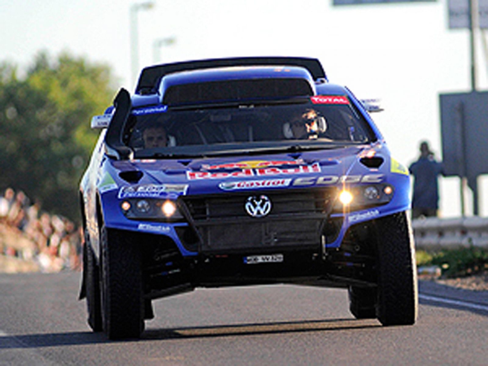 Tras la primera etapa del Dakar 2011 los pilotos españoles Carlos Sainz y Marc Coma son primero y tercero respectivamente en coches y motos.