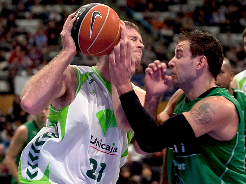 El gran partido realizado por Carl English y Will McDonald permitió al DKV Joventut imponerse al Unicaja en un partido muy igualado (89-85). Este triunfo deja un poco más cerca de la Copa del Rey al conjunto verdinegro.