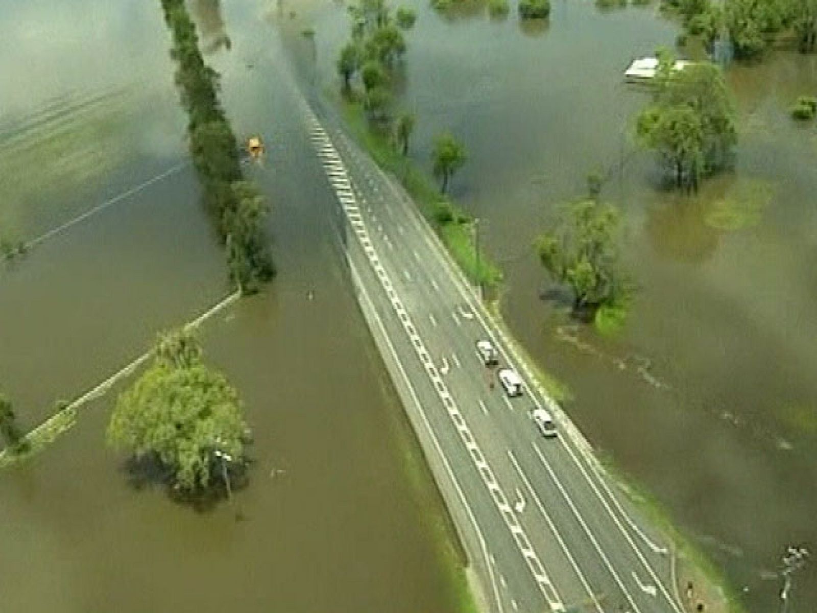 Las inundaciones en Australia dejan más de 3 muertos y 200.000 afectados | Ver