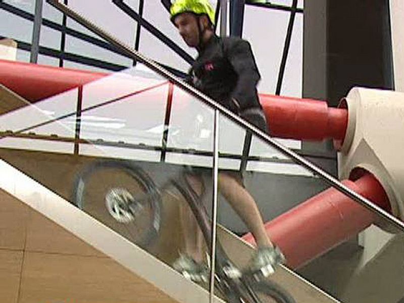 El español Xavi Kasas ha batido el récord Guinness al subir 2.700 escalones con su bicicleta.