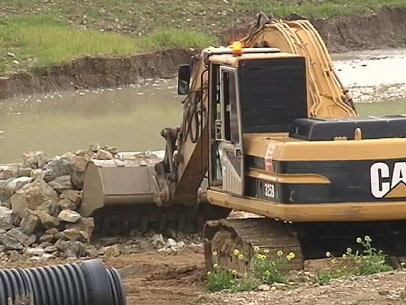 Diques de contención en Écija para evitar la séptima inundación