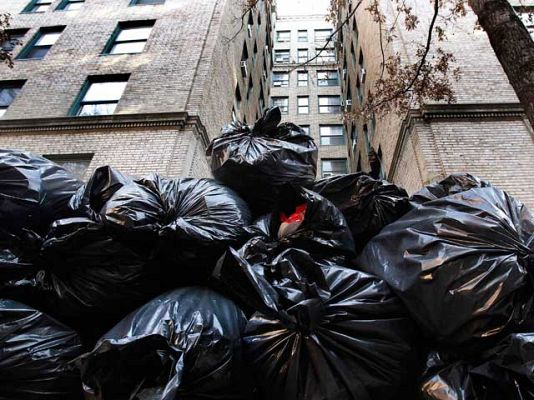 La basura llena las calles de NY