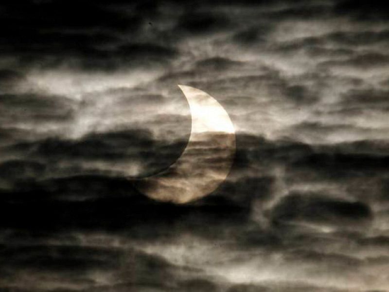 Primer eclipse parcial de sol en España de 2011 deslucido por las nubes en algunas ciudades