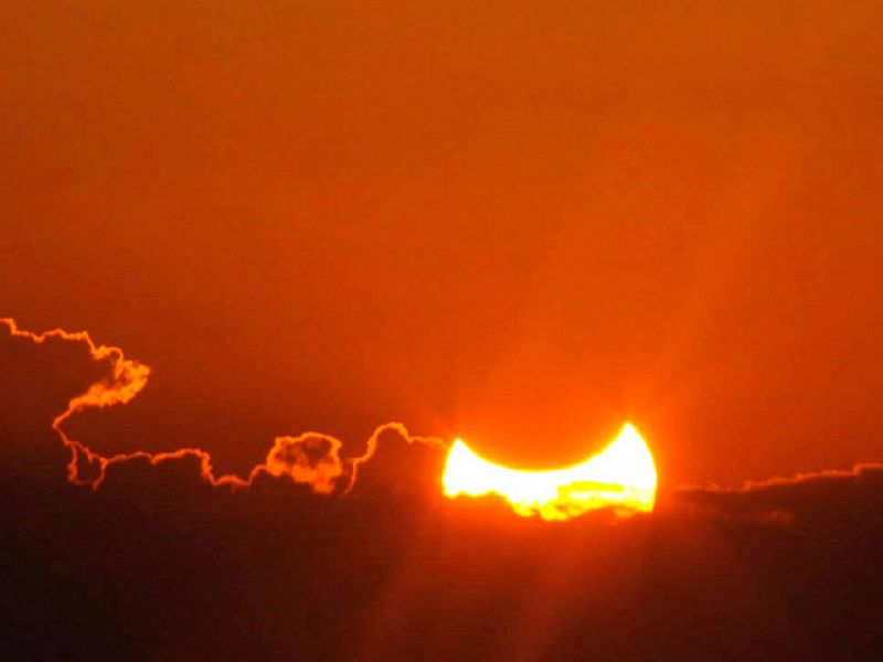España disfruta del eclipse solar deslucido por las nubes