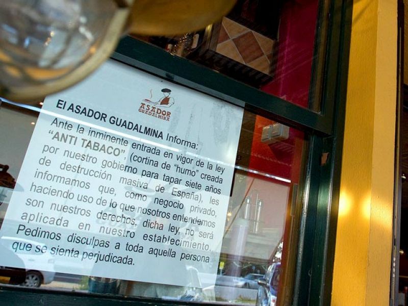 Un asador de Marbella anuncia que no aplicará la Ley Antitabaco | Ver