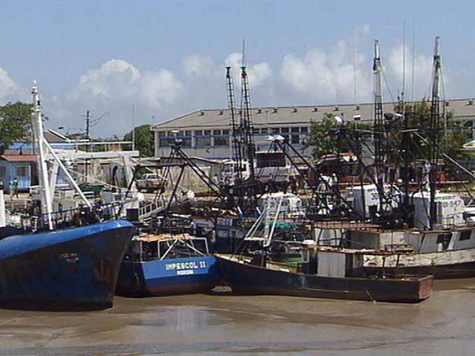El barco tiene bandera de Mozambique y dos tripulantes gallegos. El ministerio de Exteriores ha asegurado que el buque está localizado.