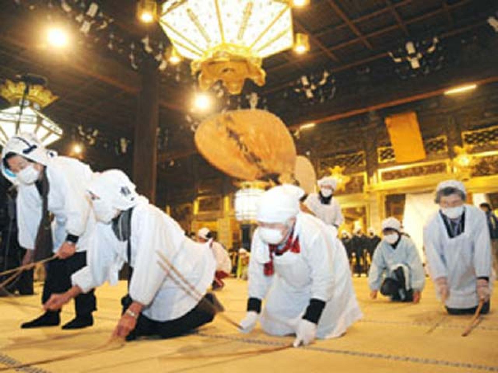 On Off: Limpieza de un templo japonés - On Off | Ver