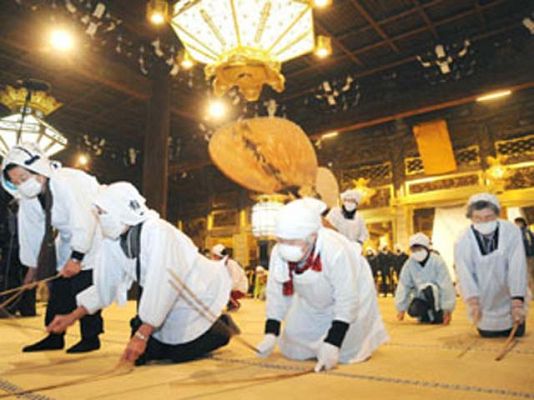 On Off - Limpieza de un templo japonés