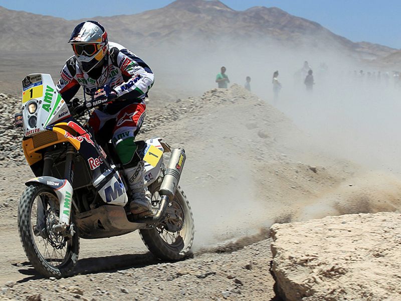 El español Carlos Sainz (Volkswagen) ganó hoy su tercera etapa en el Dakar y se mantiene firme en el liderato en la competición de autos, mientras en motos, su compatriota Marc Coma (KTM) se llevó su segunda etapa consecutiva y tomó el mando en la ge