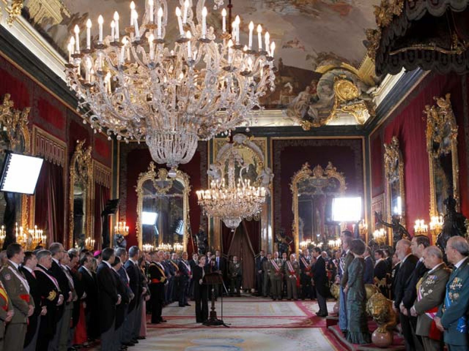 En sus discursos, tanto el Rey como la ministra de Defensa han elogiado la labor de las Fuerzas Armadas, dentro y fuera de España.