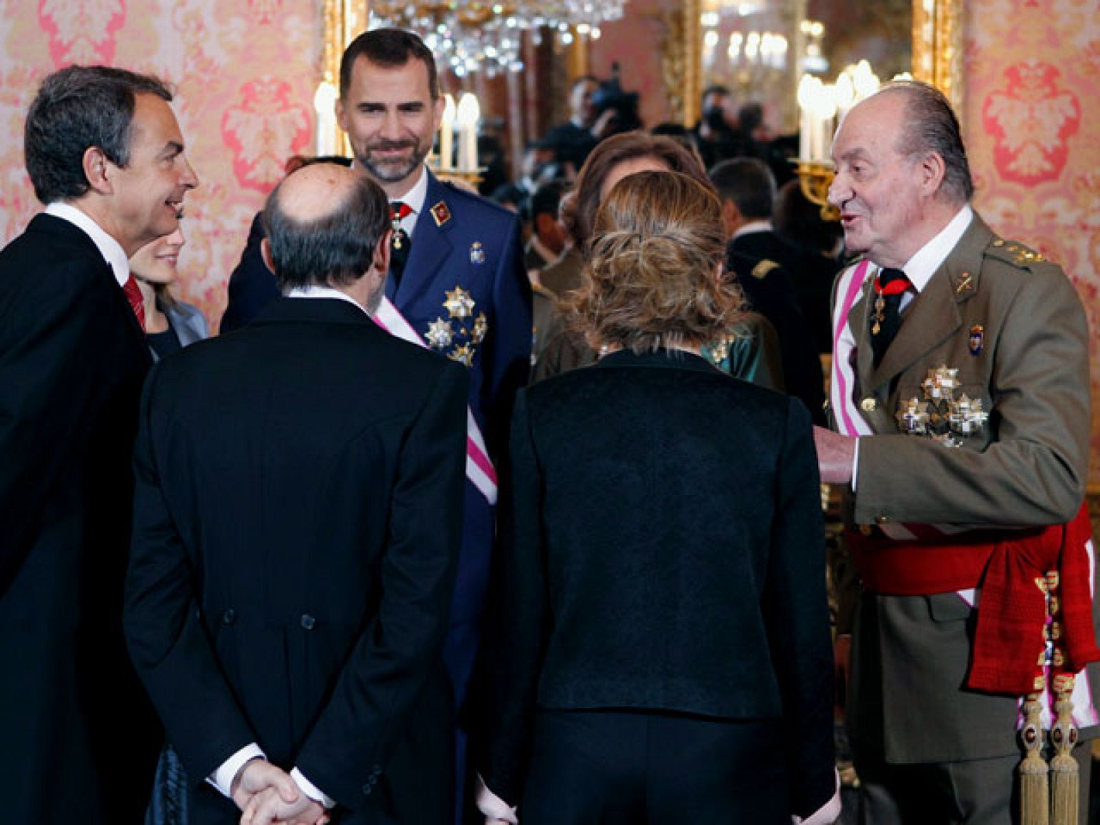 Poco después lo ha hecho Rubalcaba. Al ministro de Interior le hemos visto en muchos corrillos bromeando, quizá, con la imitación que hizo de él José Mota en TVE a juzgar por el gesto que hace con la mano la Princesa Letizia.