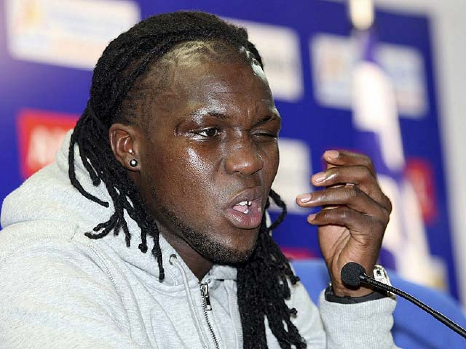 Royston Drenthe ha  pedido disculpas a la afición del Hércules, al entrenador y a sus compañeros por prolongar una semana más sus vacaciones y no volver a los entrenamientos hasta hace tres días. El jugador holandés pretendía llamar la atención por la falta de pago de algunas mensualidades, un problema que también afecta al propio entrenador, Esteban Vigo y algunos de sus compañeros.
