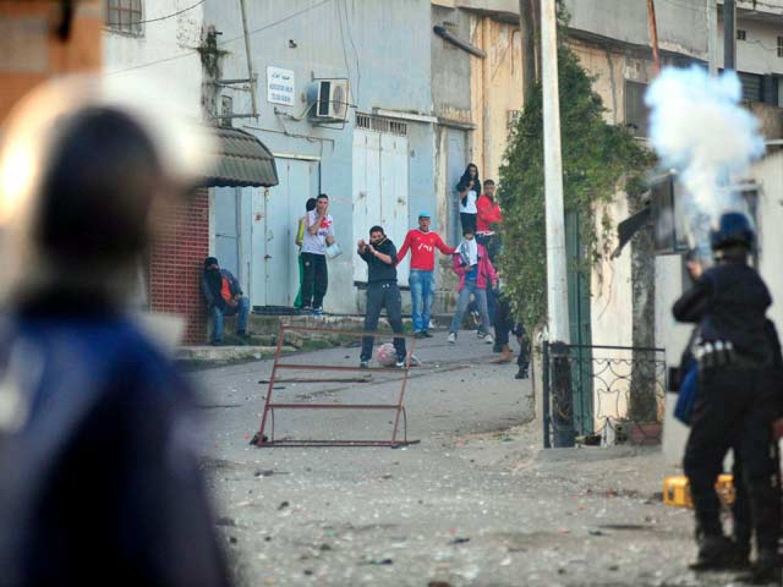 Siguen las protestas en Argelia por la subida del precio de los alimentos | Ver