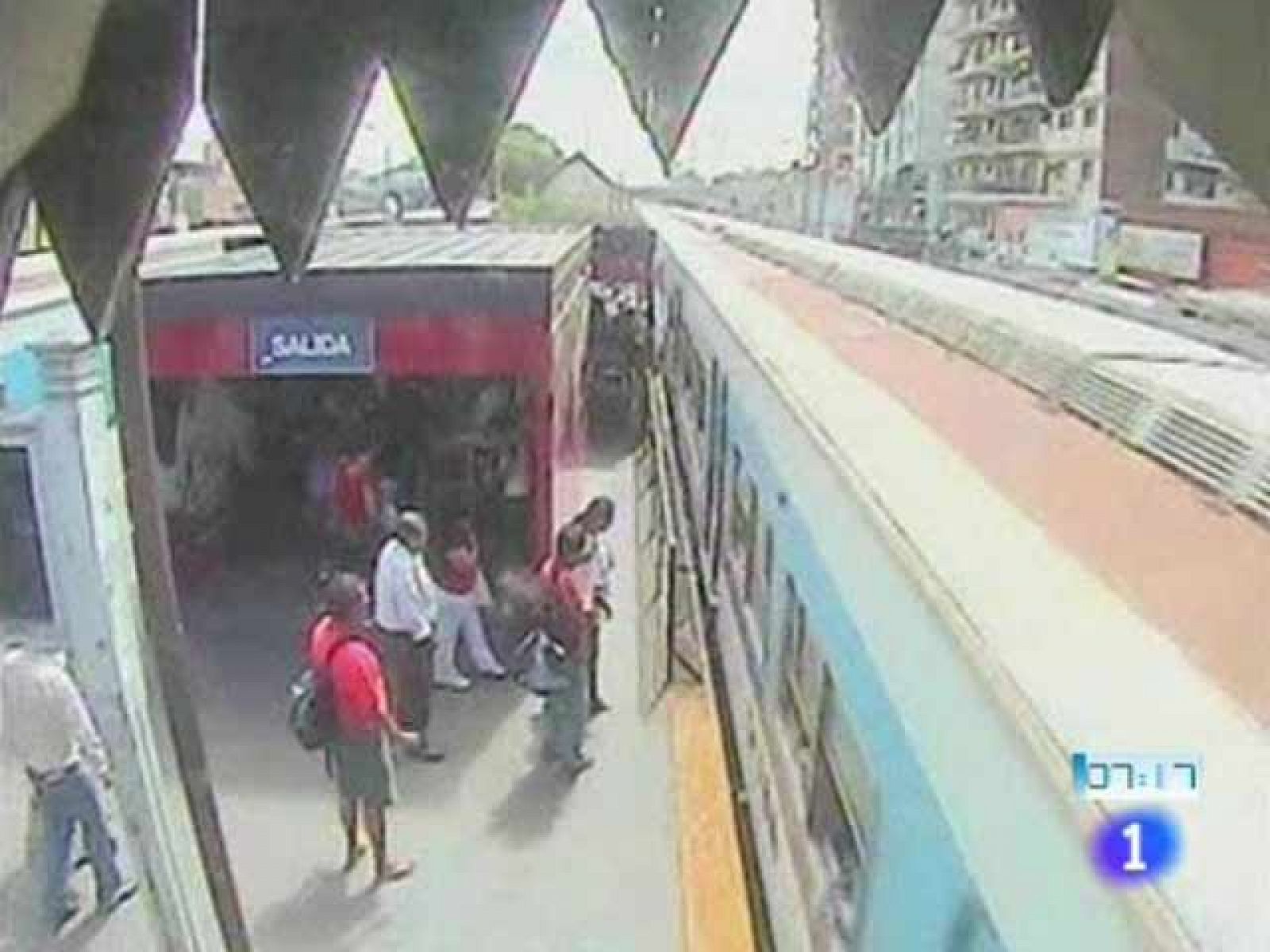 Una niña a punto de ser atropellada por un tren en Buenos Aires al cruzar la vía