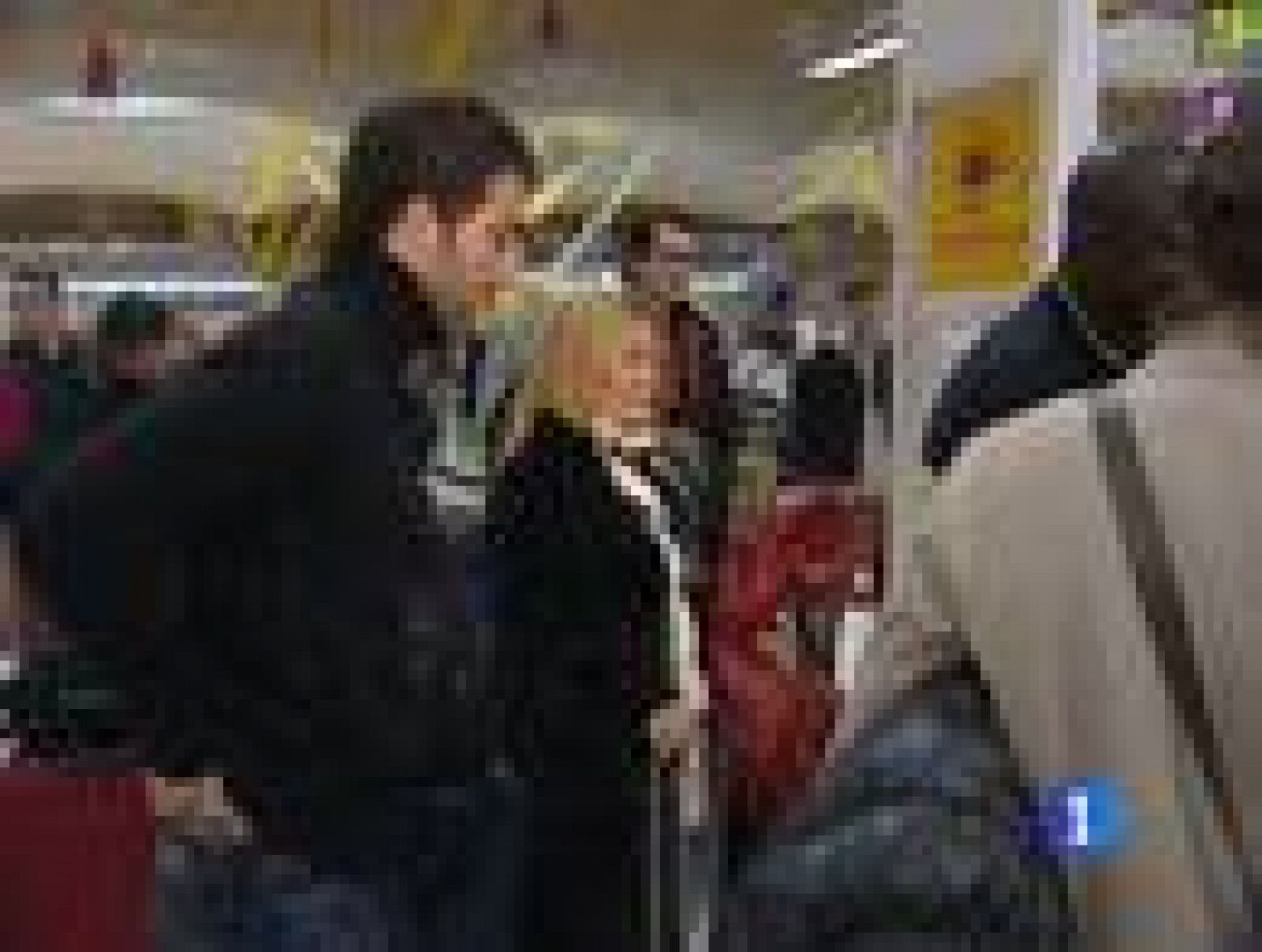 Gonzalo Higuain rumbo a Chicago para ser operado de la hernia discal. Sus gestos, echándose la mano a la espalda, lo dicen todo.