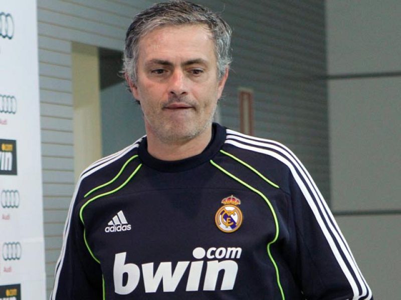 El Real Madrid tiene un papelón en el Bernabeu. Llega el tercero en discordia, el Villarreal y Mourinho sólo tiene a Benzemá como delantero centro puro. Y Pepe que vuelve a ser baja en la defensa.