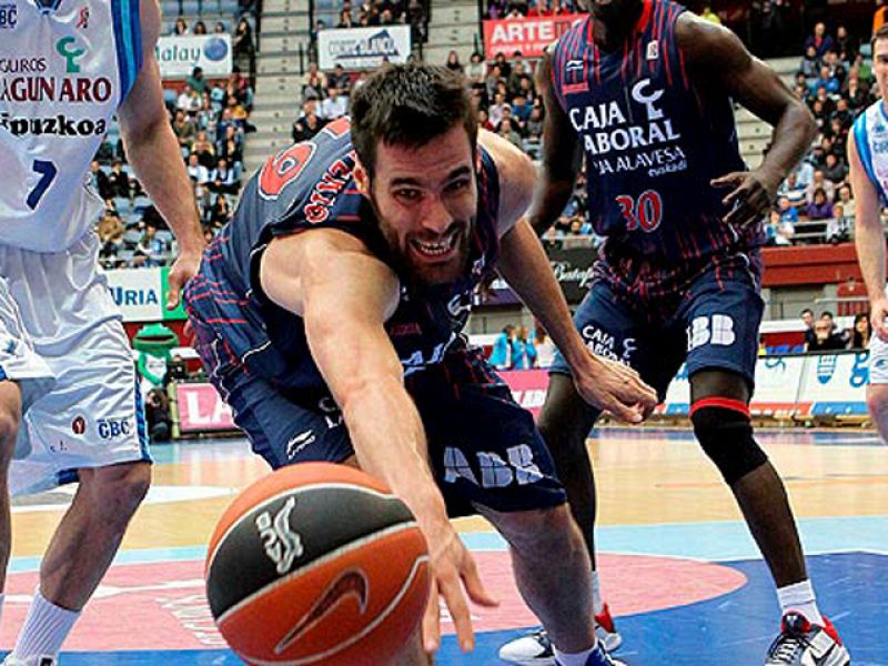 El Caja Laboral tuvo que hacer uso de todas sus armas para doblegar al Lagun Aro GBC en un intenso derbi vasco (80-83), en el que debutó con los baskonistas Esteban Batista