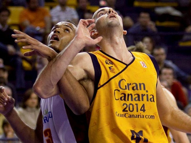 El Gran Canaria 2014 logró una importante victoria ante el CB Granada (86-71) que le permite seguir soñando con la Copa del Rey. El conjunto isleño queda en la novena posición, aunque empatado con el octavo, Bizkaia Bilbao Basket