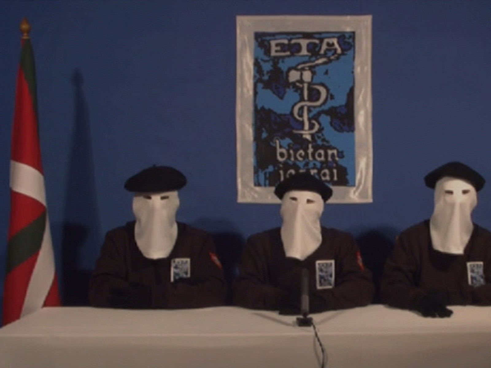  La organización terrorista ETA ha anunciado un "alto el fuego permanente, general y verificable", a través del diario vasco Gara.En el nuevo comunicado, colgado en la web del diario Gara a las 12:00 en euskera, español e inglés, la banda anuncia su decisión de decretar este nuevo alto el fuego, verificable "internacionalmente", como "compormiso firme" con un proceso de solución definitivo y con el final de "la confrontación armada".La banda hace alusión a la Declaración de Bruselas y al Acuerdo de Gernika, con los que coincide en la necesidad de ofrecer una solución "justa y democrática" al conflicto.