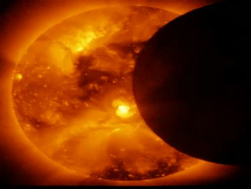 Los avanzados telescopios solares del satélite Hinode grabaron el eclipse anular del pasado 4 de enero en todo su esplendor. Un eclipse anular se produce cuando la Luna no puede tapar totalmente el disco solar por estar un poco más alejada de la Ti