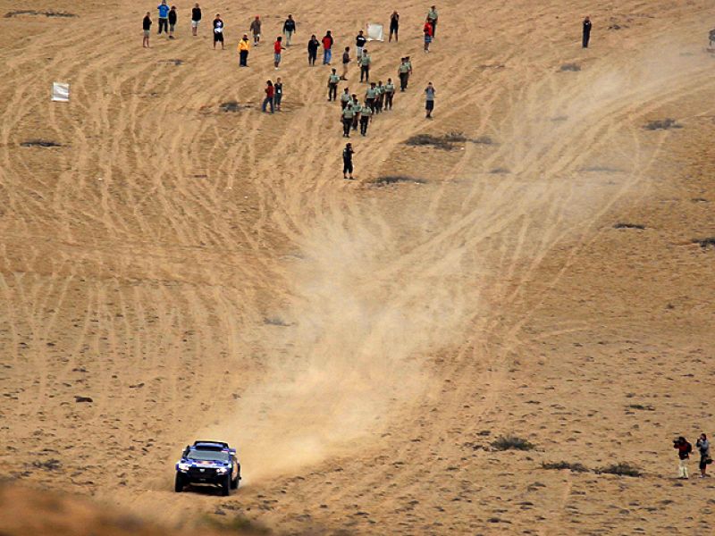 Carlos Sainz y Al Attiyah, compañeros de equipo y máximos enemigos, volvieron a tener un encontronazo este lunes tras la etapa en la que el qatarí arrebató al español el primer puesto en la general.