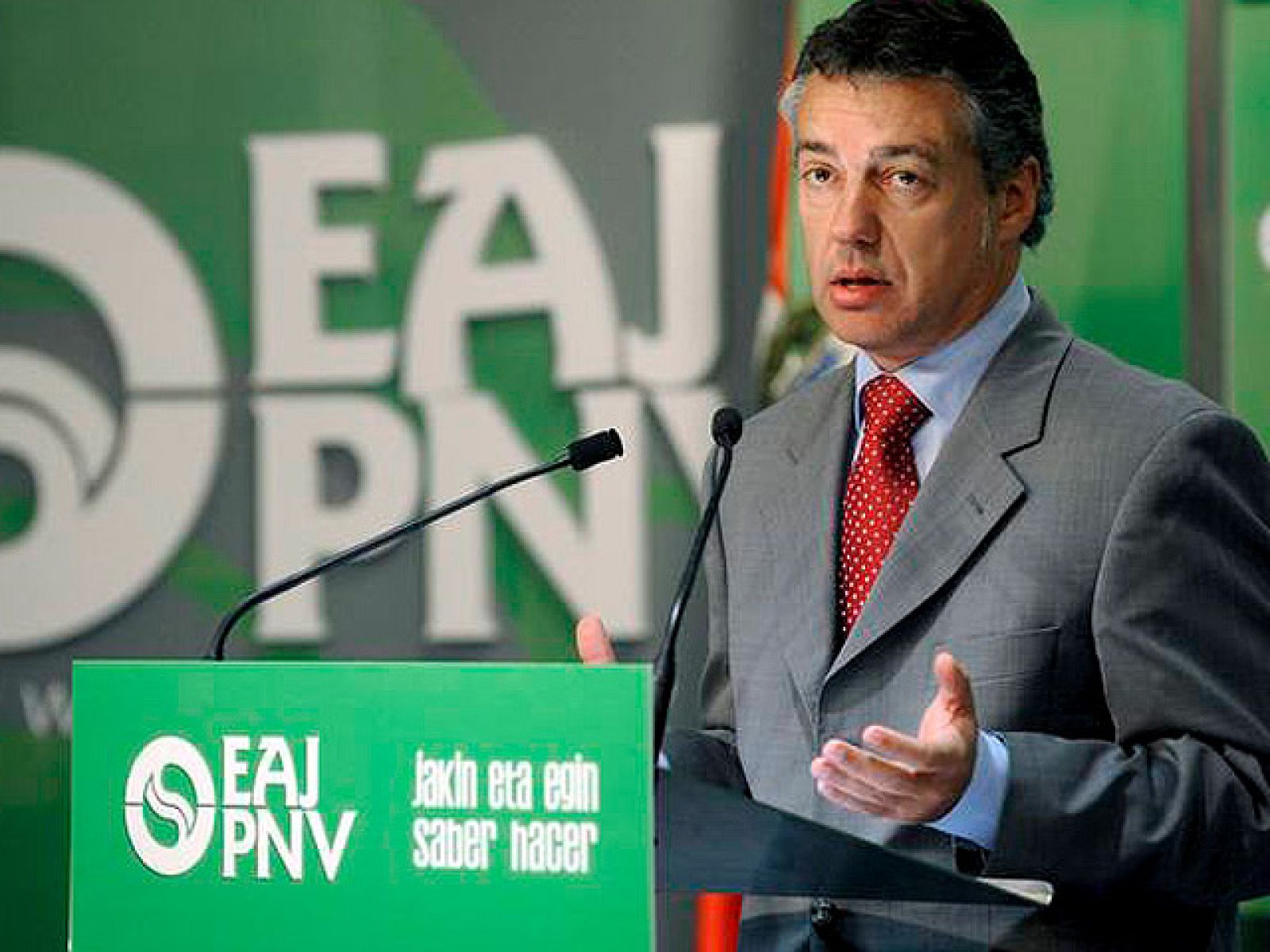 El presidente del PNV, Iñigo Urkullu, ha dicho que no tiene motivos para no creer a Batasuna y ha asegurado que "si cumple la legalidad, debe estar en las urnas". Así lo ha asegurado en 'Los Desayunos de TVE', donde ha señalado que cree que los miembros de la izquierda abertzale son "sinceros" cuando dicen que aceptan las reglas del juego y presentan unos estatutos legales.