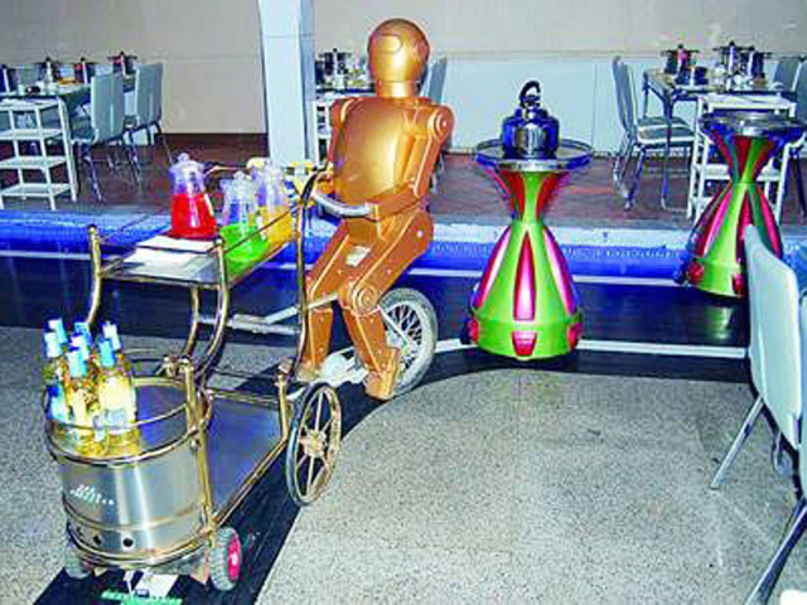 On Off: Un camarero robot sirve los menús en un restaurante chino - On Off | Ver