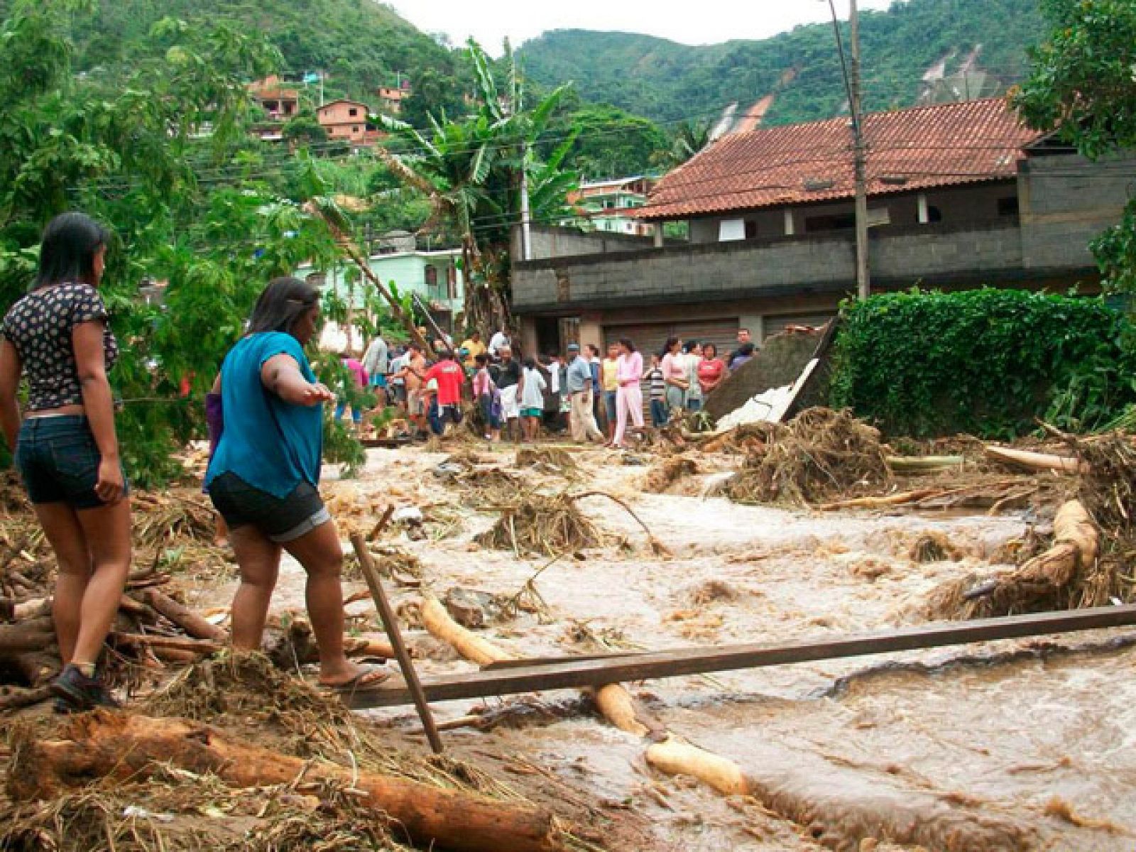 Las fuertes lluvias que sufre Brasil dejan más un centenar de muertos en el estado de Rio de Janeiro | Ver