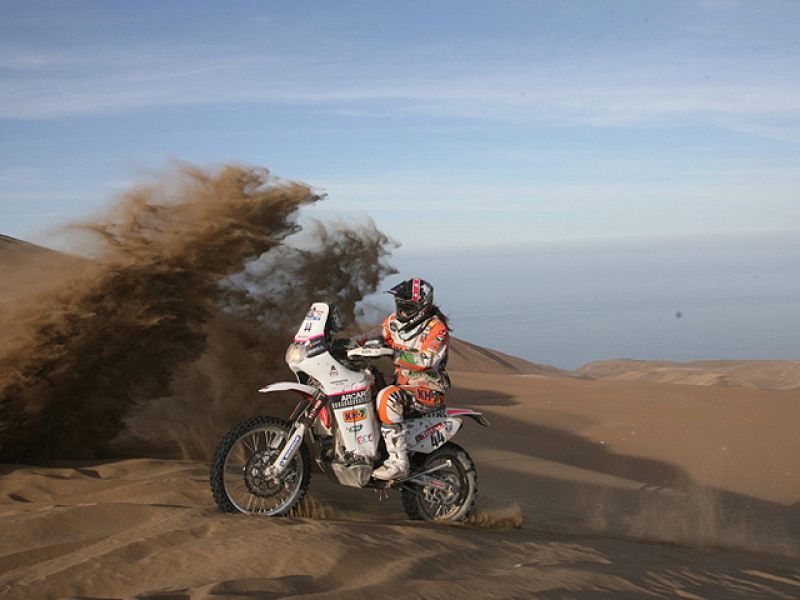 La piloto española Laia Sanz debuta en el Dakar pero parece una veterana. De la mano de Jordi Arcarons, la catalana está a solo tres días de acabar el rally y además opta al triunfo.