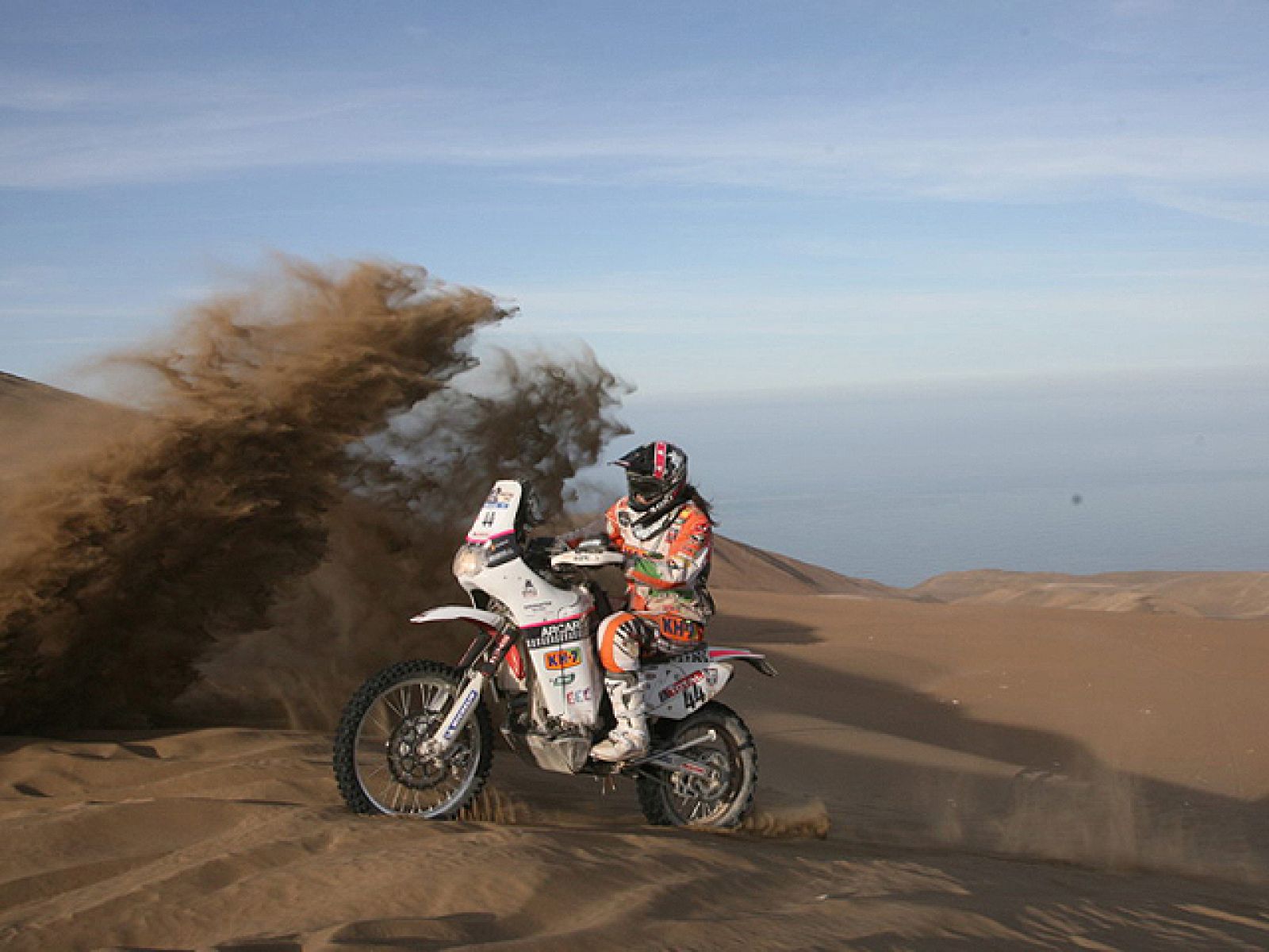 La piloto española Laia Sanz debuta en el Dakar pero parece una veterana. De la mano de Jordi Arcarons, la catalana está a solo tres días de acabar el rally y además opta al triunfo.