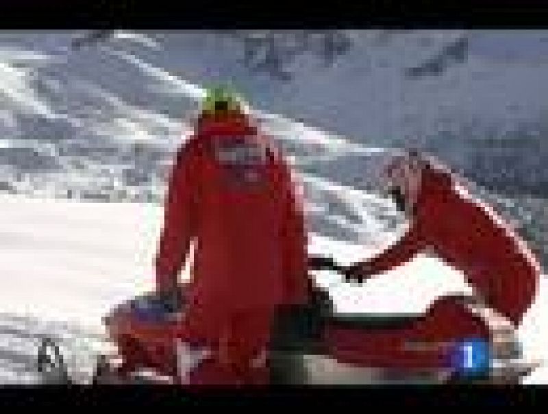 La concentración de Ducati en Madonna di Campiglio nos ha dejado esta curiosa imagen de Rossi y Hayden, pilotando motos de nieve para un anuncio.