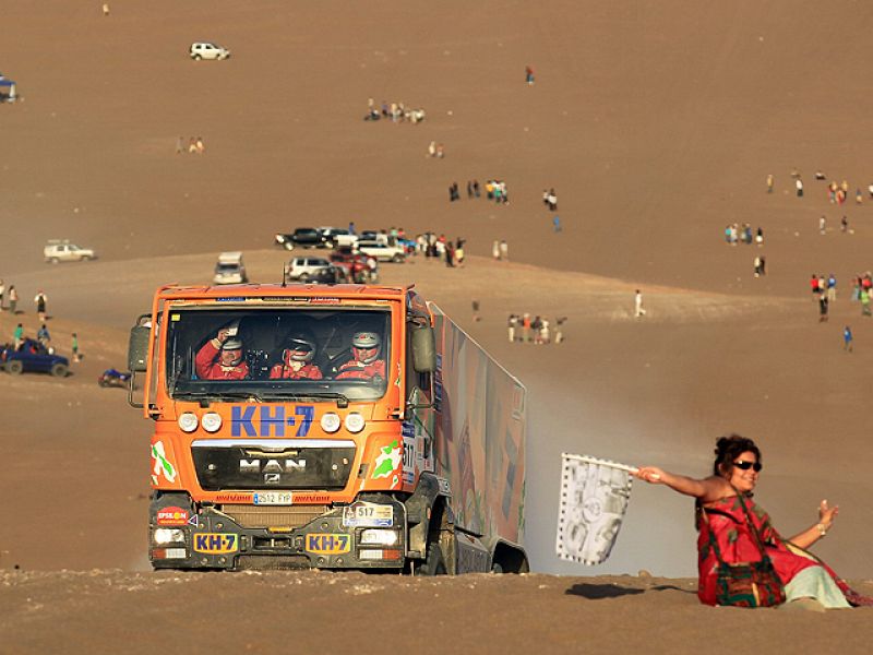 Los camiones, esos grandes olvidados en el Rally Dakar, son los protagonistas del final de cada etapa. Son los últimos en salir y en llegar, pero disfrutan tanto como el primero.