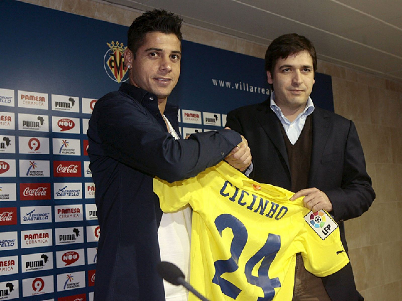 El tercer clasificado en la Liga, el Villareal, abre esta tarde la jornada  de Liga ante Osasuna. El submarino amarillo acaba de presentar a su nuevo fichaje Cicinho, internacional brasileño y ex jugador del Real Madrid.