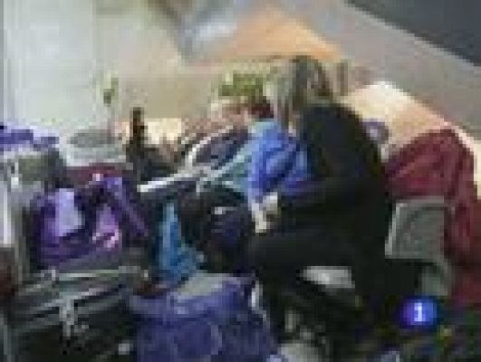 Telediario 1 - Vuelven turistas españoles de Túnez