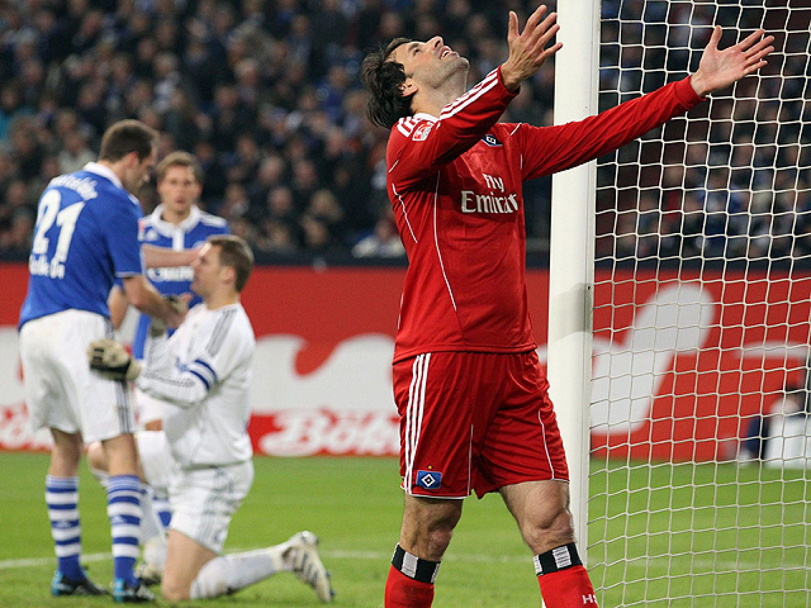 El holandés Ruud van Nistelrooy, ajeno a los rumores que le  colocan de nuevo en el Real Madrid, sigue haciendo lo que mejor sabe,  marcar goles, y este sábado dio una muestra más de por qué Mourinho  le recibiría con los brazos abiertos al anotar el