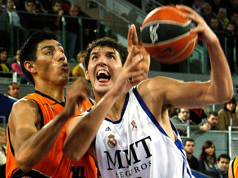 El Real Madrid se impuso por un punto al Fuenlabrada gracias a una canasta de Llull, que no pudo ser respondida en el último segundo por Mainoldi, cuyo tiro fue taponado en falta por Tucker. El árbitro no pitó nada, el partido terminó y el Fuenlabrad