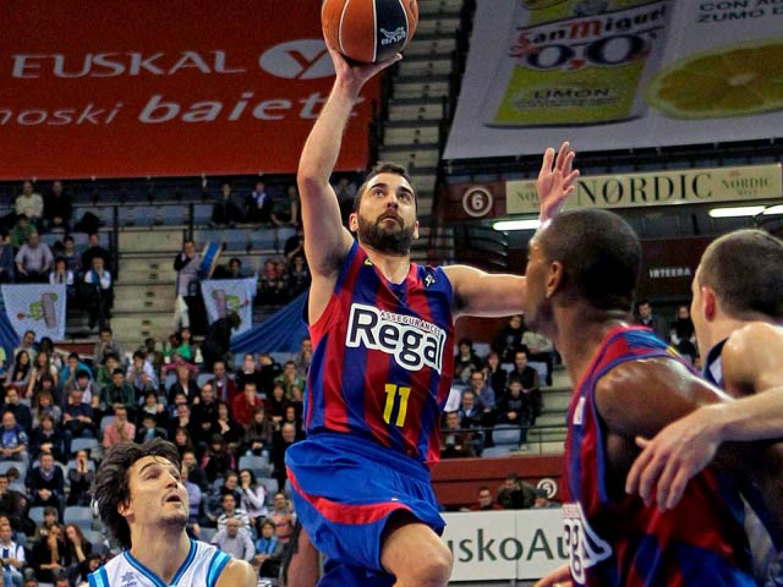 Regal Barça superó a un bravísimo Lagun Aro (75-78) que mandó durante muchos minutos y pudo forzar la prórroga con un triple de Baron que se salió. Navarro (22 puntos, 27 de valoración) fue clave y entró en la historia.