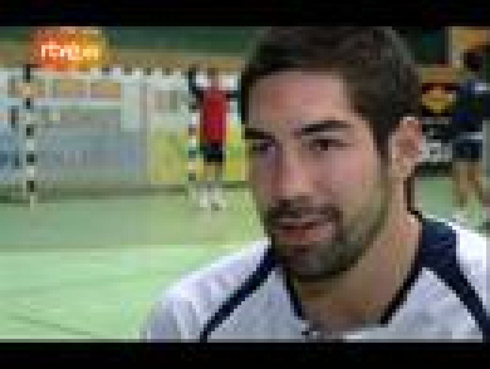 Nikola Karabatic es un jugador francés de balonmano de origen croata por su padre y serbio por su madre , nacido en Ni¿ (Serbia) el 11 de abril de 1984. Mide 1,96 y pesa 105 kg. Ocupa el puesto de lateral izquierdo o de central tanto en la selección