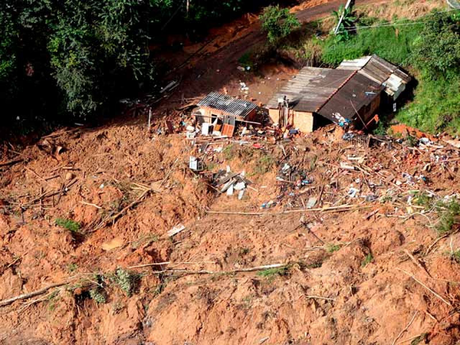 En Brasil, los equipos de salvamento siguen buscando supervivientes entre el lodo | Ver