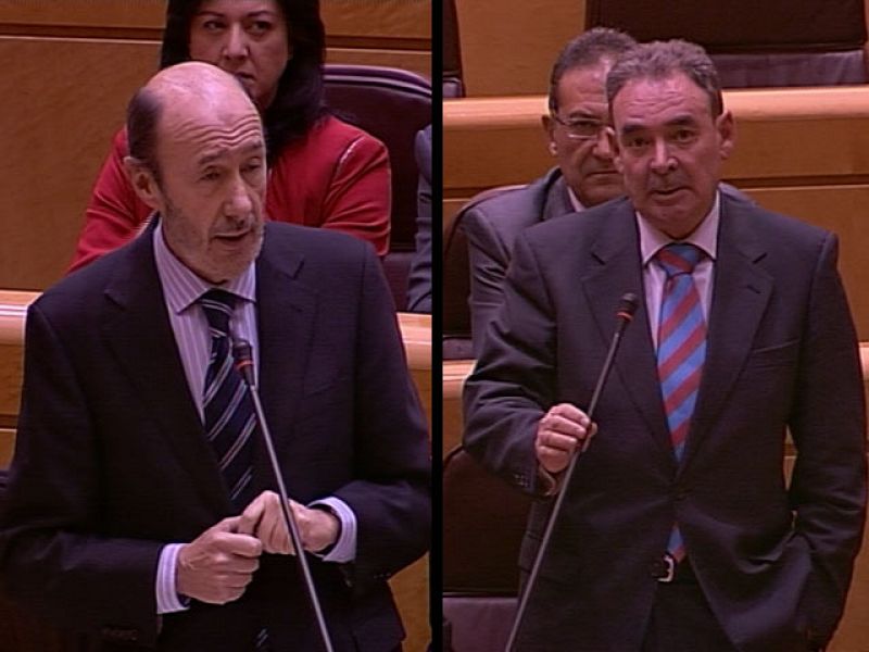 El ministro del Interior ha dicho en el Senado que si el Partido Popular pretende hacer creer que la culpa de la agresión a un consejero la tiene el PSOE "están tomando a los españoles por tontos". Un senador del PP había acusado al PSOE previamente de acometer una campaña de amenazas contra el PP en Murcia.