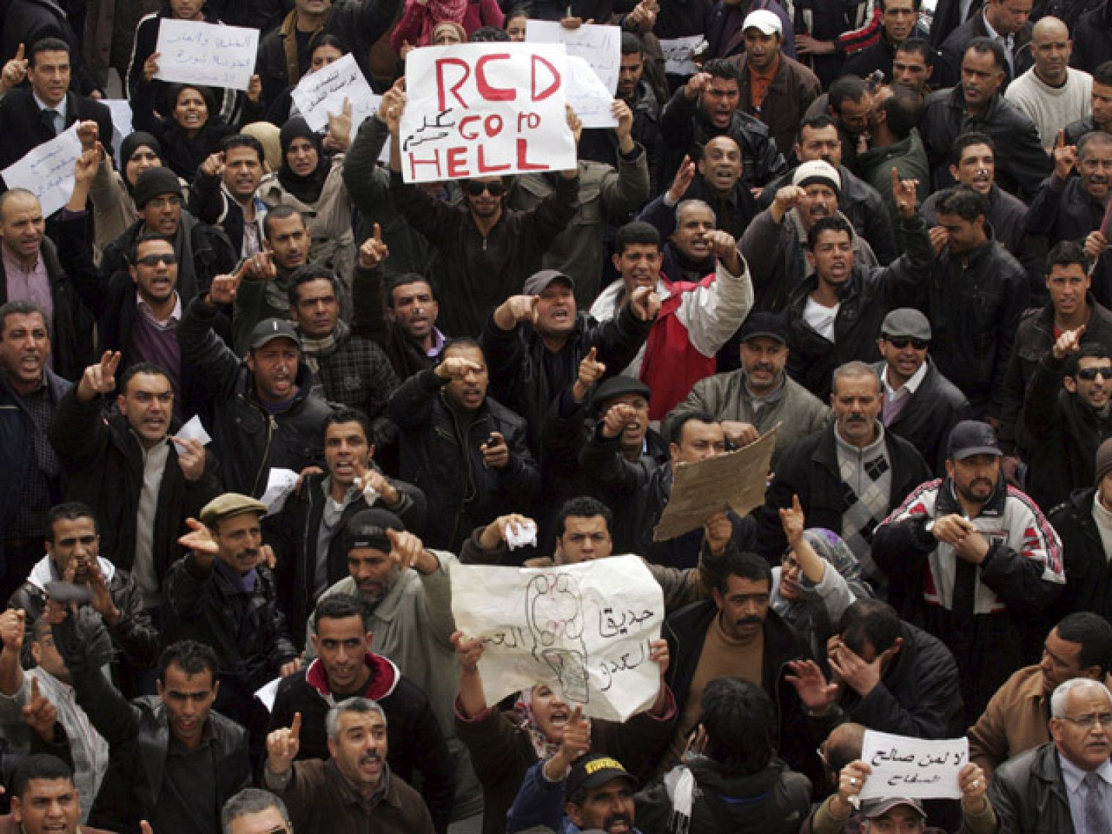 Miles de tunecinos se manifestan contra el Gobierno con el beneplácito de la Policía