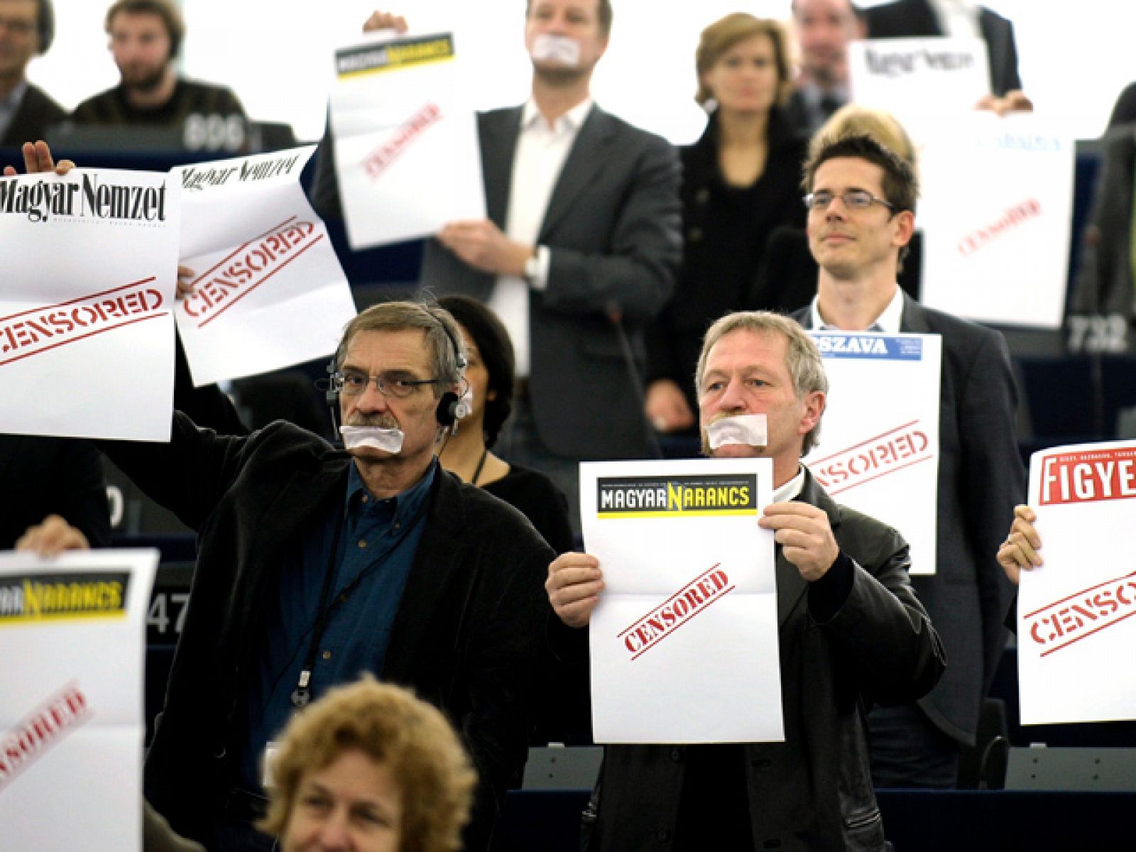 El primer ministro húngaro, Viktor Orban, ha sido recibido con mordazas por los eurodiputados por su polémica ley de medios de comunicación en la presentación de los objetivos de la Presidencia húngara de la UE.