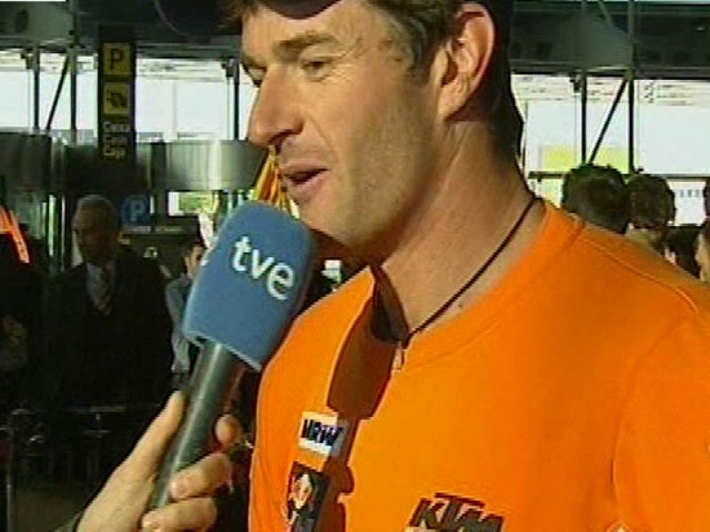 El piloto español de raids Marc Coma ha llegado al Aeropuerto de El Prat después de imponerse en la categoría de motos del Rally Dakar 2011.