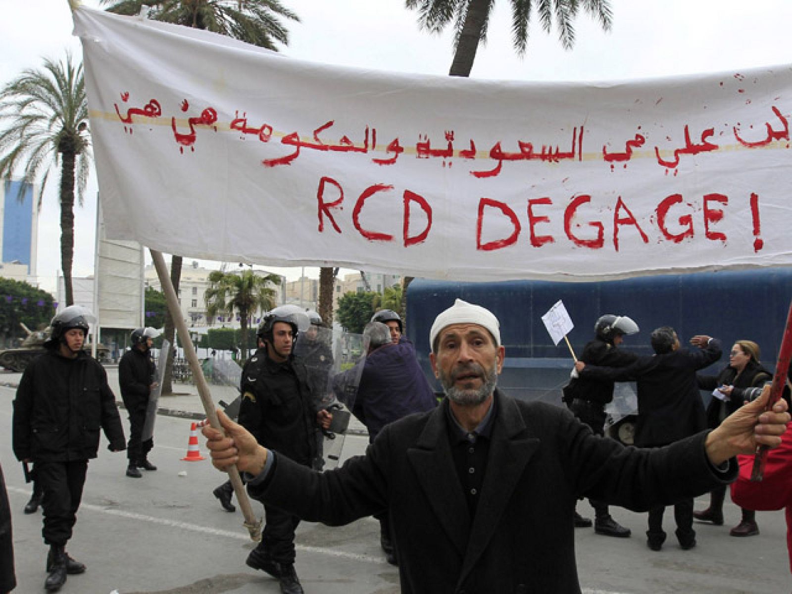 Túnez detiene a 33 familiares de Ben Ali y los ministros afines a él dejan su partido