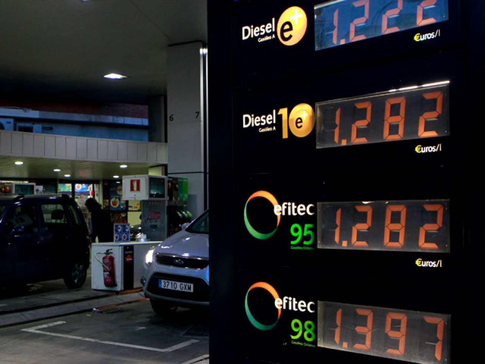Un litro de euro-super 95 cuesta 1,285 euros. Las petroleras han dicho que la culpa la tienen los impuestos y el mercado internacional.