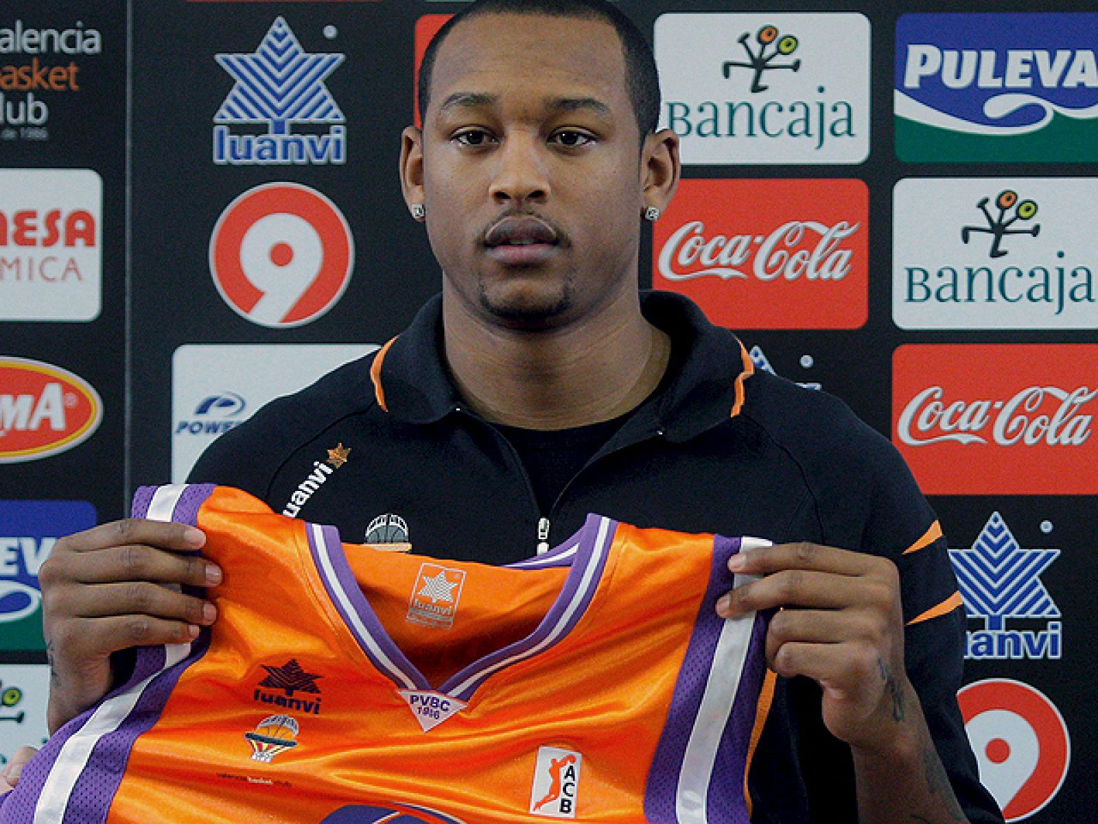 El jugador del Power Electronics Valencia Giddens ha sido despedido por no respetar la dieta que le había puesto su equipo, después de hacer públicas por Twitter sus suculentas comidas.