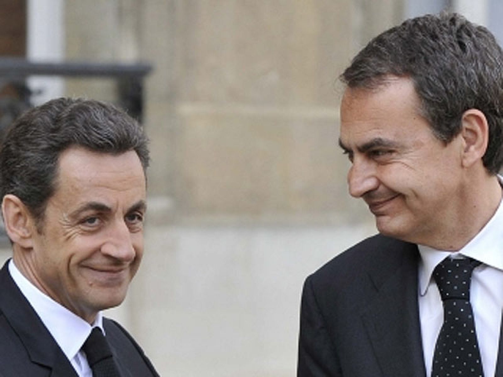 Zapatero y Sarkozy buscan un mensaje de refuerzo al euro | Ver